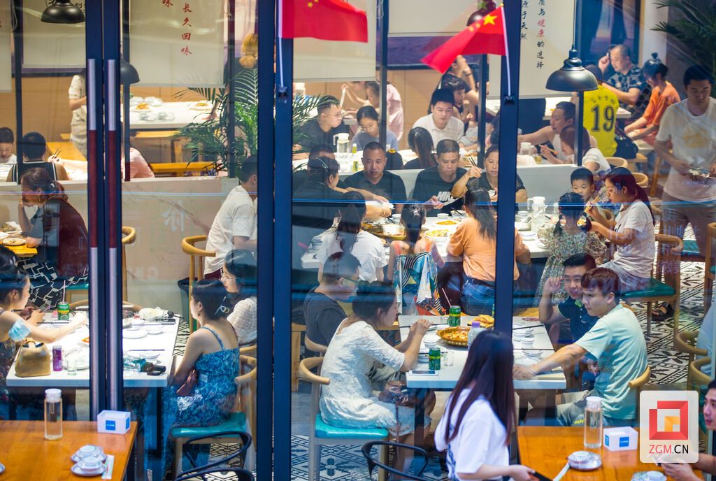 國慶黃金周市內(nèi)各大商場(chǎng)及美食生意頗為火爆 葉衛(wèi)東攝