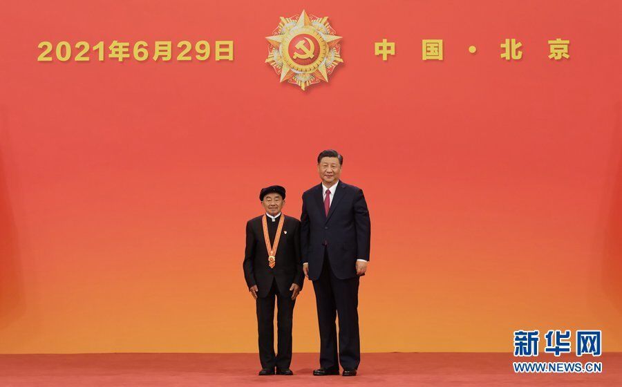 6月29日，庆祝中国共产党成立100周年“七一勋章”颁授仪式在北京人民大会堂金色大厅隆重举行。中共中央总书记、国家主席、中央军委主席习近平向“七一勋章”获得者黄大发颁授勋章。新华社记者 李学仁 摄