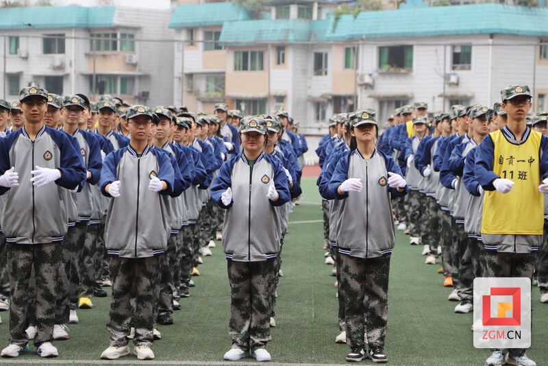 自贡一中举行高2024级军训汇报展示活动