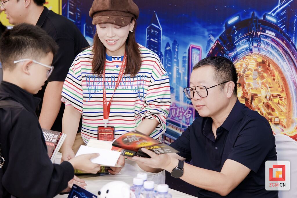 刘慈欣在自贡为读者签书.jpg