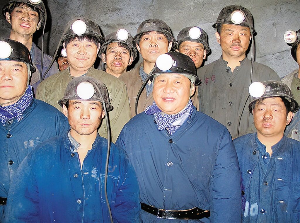 2005年1月26日,習(xí)近平在湖州市長(zhǎng)興縣長(zhǎng)廣煤礦井下慰問(wèn)煤礦工人,。