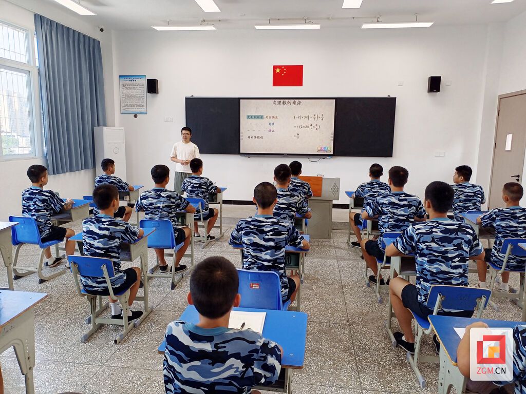 学生聆听数学课 记者 陈凡逸 摄.jpg
