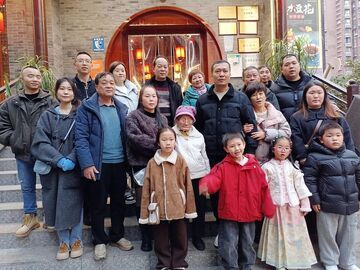 红围巾系乡愁 33年寻亲不辍！自贡夫妻终迎儿子回家