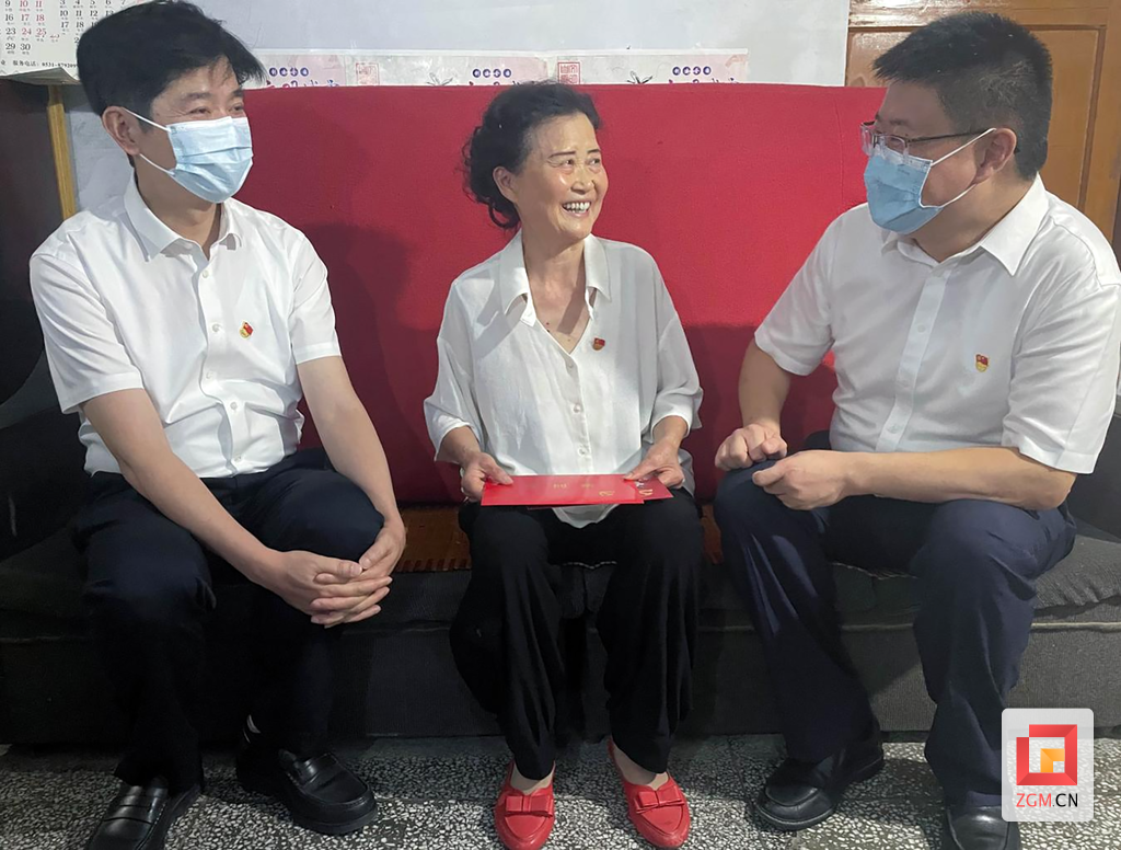 2.市委常委、組織部部長朱云在高山井社區(qū)慰問生活困難黨員胡小麗.png