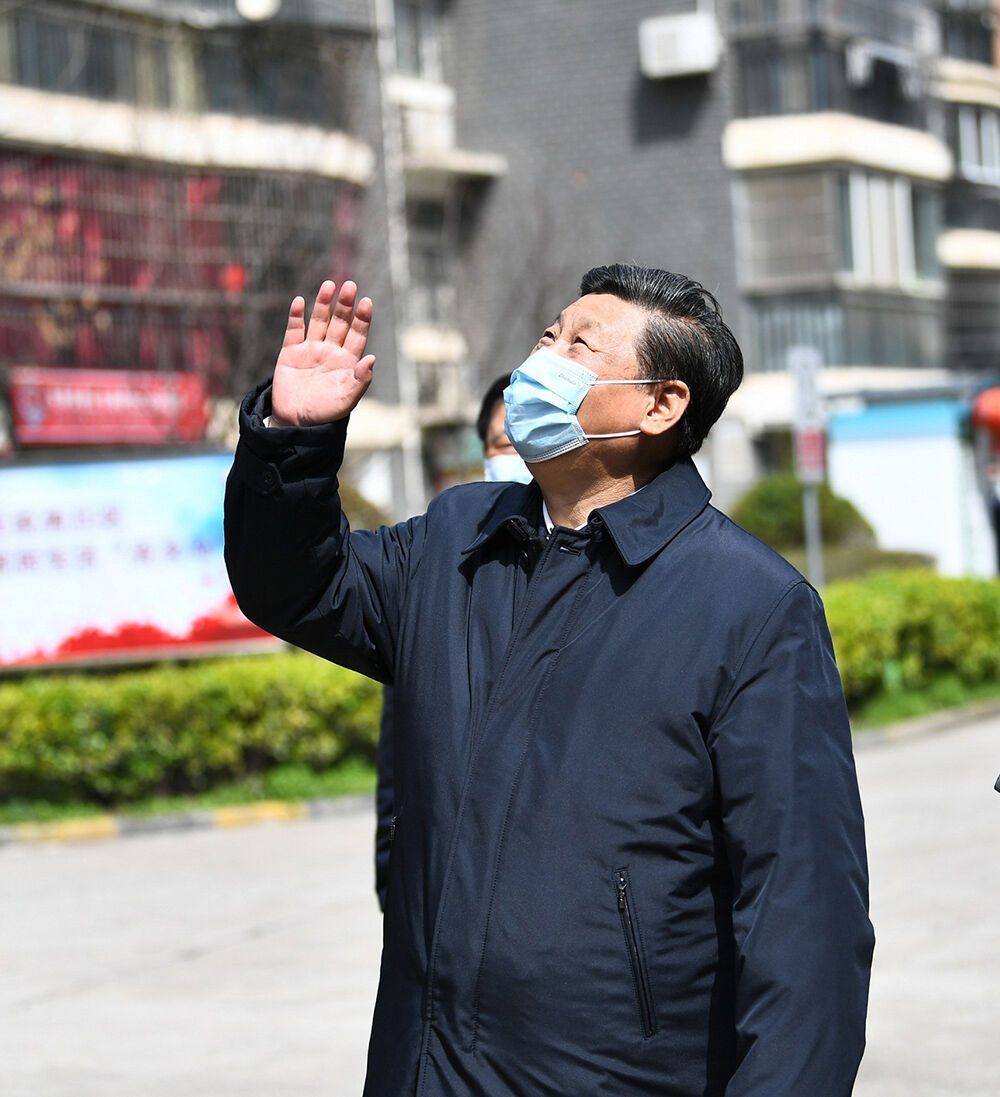 2020年3月10日,,習(xí)近平總書(shū)記在東湖新城社區(qū)考察時(shí),向在家隔離居住的居民揮手致意,、表示慰問(wèn),。