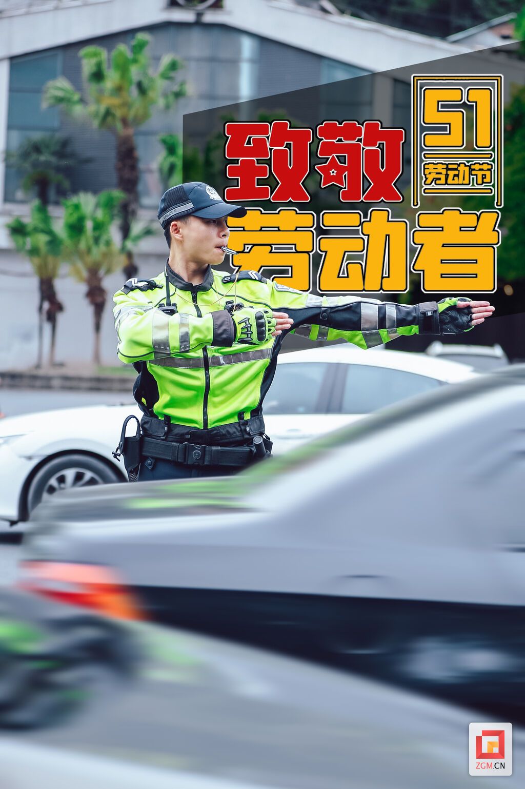 富台山隧道，早高峰时期一名交警站在车流中指挥交通。