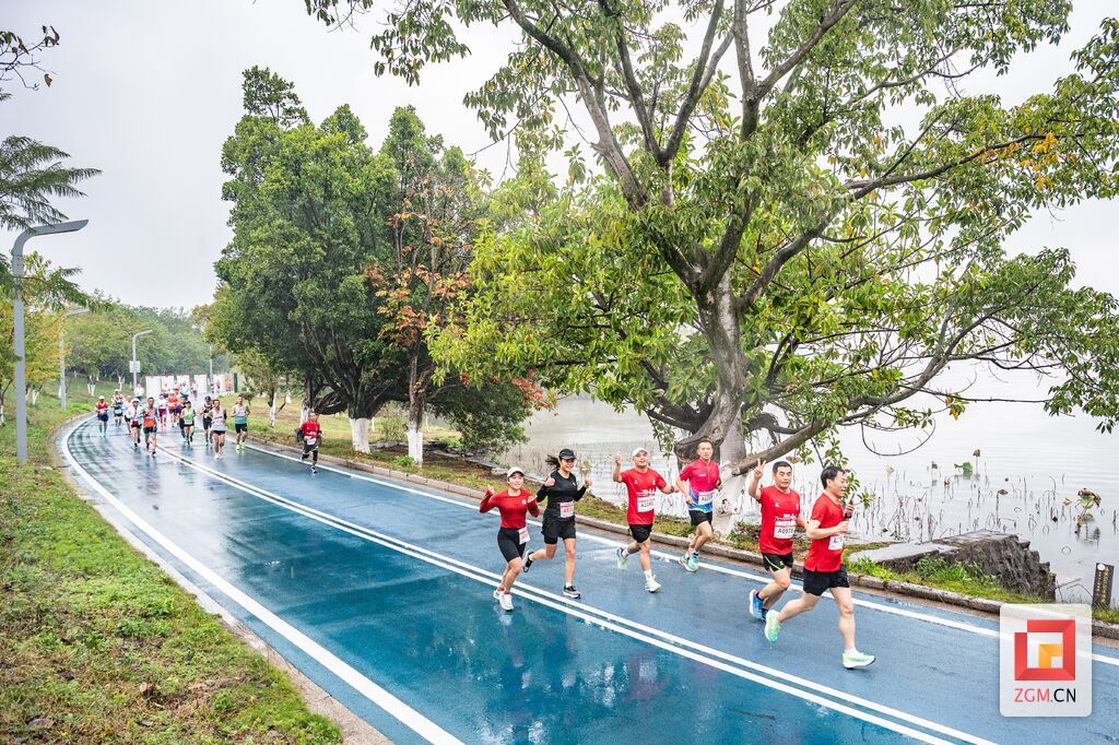 2023·西昌邛海湿地马拉松赛鸣枪开跑， 2.1万名选手奔跑在“中国最美马拉松赛道”上，感受西昌的独特魅力。.jpg