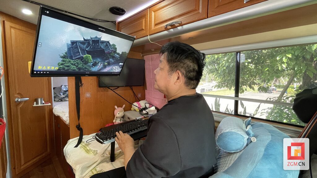 郭志军在房车中创作 记者 陈曦 摄.jpg