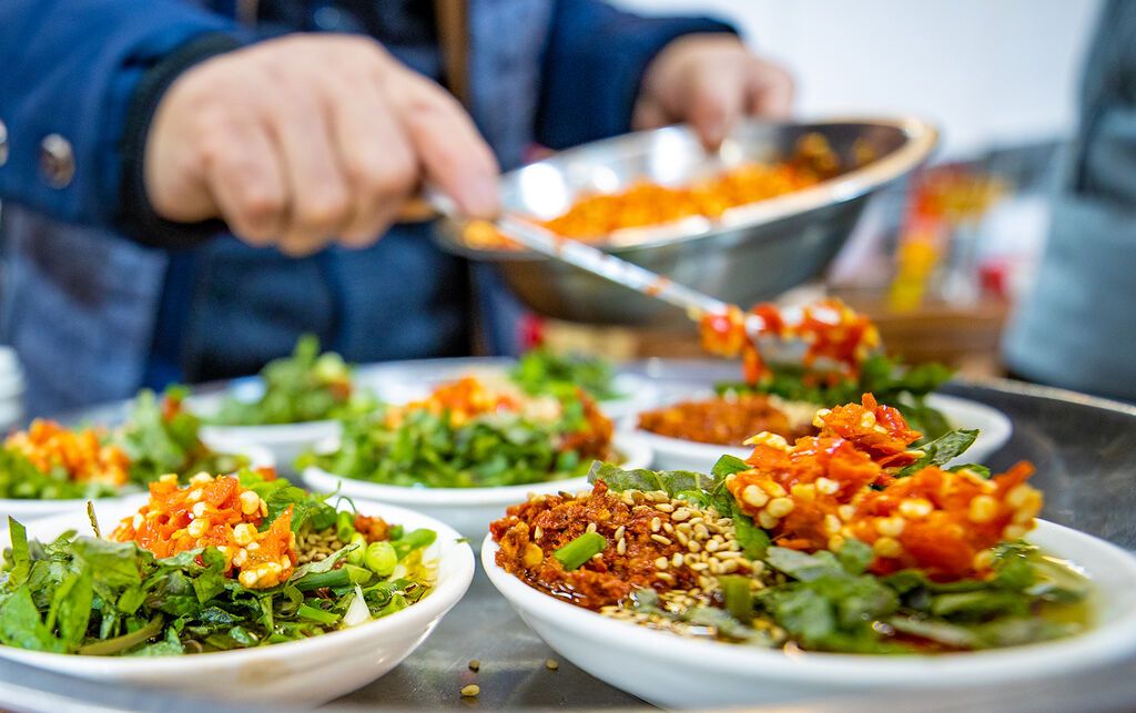 舂好的辣椒放入碟子 记者 叶卫东 摄.jpg